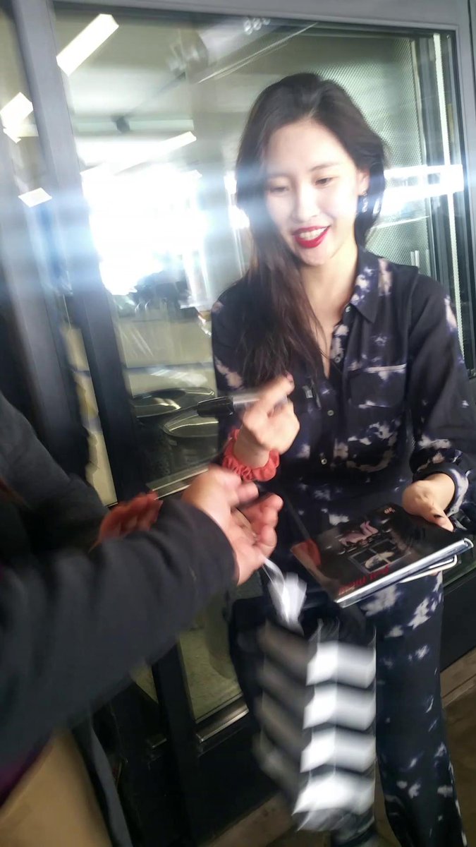 StRe3tWaLkeR's tweet photo. Thanks Sunmi (@miyaohyeah) for signing my Full Moon album today! Have wonderful stay in LA. & wish you luck on your World Tour. <3
.
.
#Sunmi1stWorldtour #SUNMIinUSA #SUNMIinNA #SUNMI_WORLD_TOUR #SUNMIinSF #SUNMIinLA #kpop #wondergirls #noir #WARNINGinSF #WARNINGinLA #SUNMI https://t.co/0FFq5FH08s