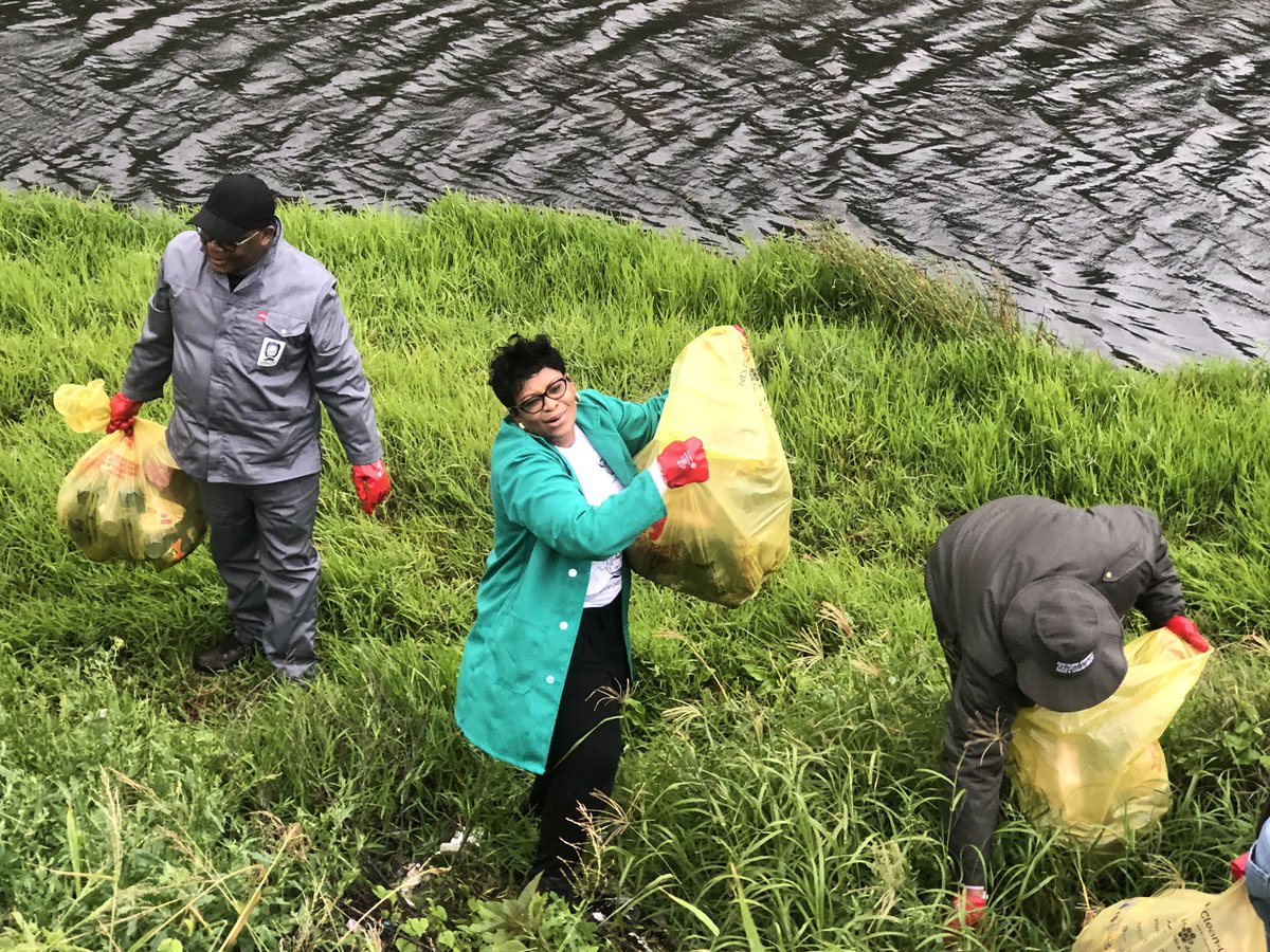 SAgovnews's tweet photo. President Ramaphosa will officially launch the #GoodGreenDeeds Campaign programme. Environmental Affairs Minister Nomvula Mokonyane is taking part in the cleaning of the Eastern Beach area in East London as part of the programme https://t.co/G9TNYlMjXe