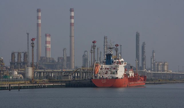 CHEManager_EU's tweet photo. #Syndial, the environmental remediation arm of @eni, has signed a #MoU with waste services company #Veritas to study the construction of a plant that will transform the organic fraction of solid municipal #waste into #biooil and #biomethane. https://t.co/vEh77SVjAb #waste2fuel https://t.co/wMb0M7K9Yo