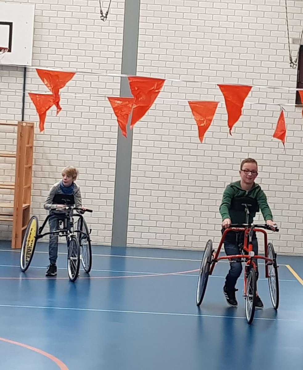 Wij hebben 2 race runners gekregen van de Johan Cruijff foundation! Daar zijn wij ontzettend blij mee! Ze zijn feestelijk in gebruik genomen door onze leerlingen en die van <a href="/OlivijnAlmere/">Olivijn</a> Dankjewel.