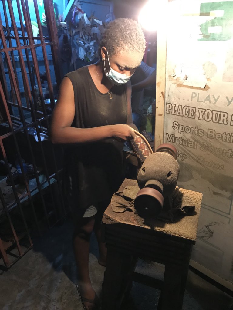 kamkamiye_'s tweet photo. Pic 1: me working on pic 2 and 3
Pic 4: me on my way to hang out with friends 

Shoe making is my hustle, it’s what put food on my table. 

Your patronage means a lot to me🙏
By the way pic 2&amp;3 is 6000 each

Please Rt https://t.co/AYBcOZaXIX