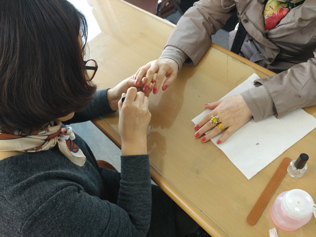 lemi2958's tweet image. 성남시 여성복지회관 네일아트 봉사가 진행되고 있습니다. 산뜻한 색상의 네일컬러가 봄향기 가득 하네요 #성남시 #여성가족과
