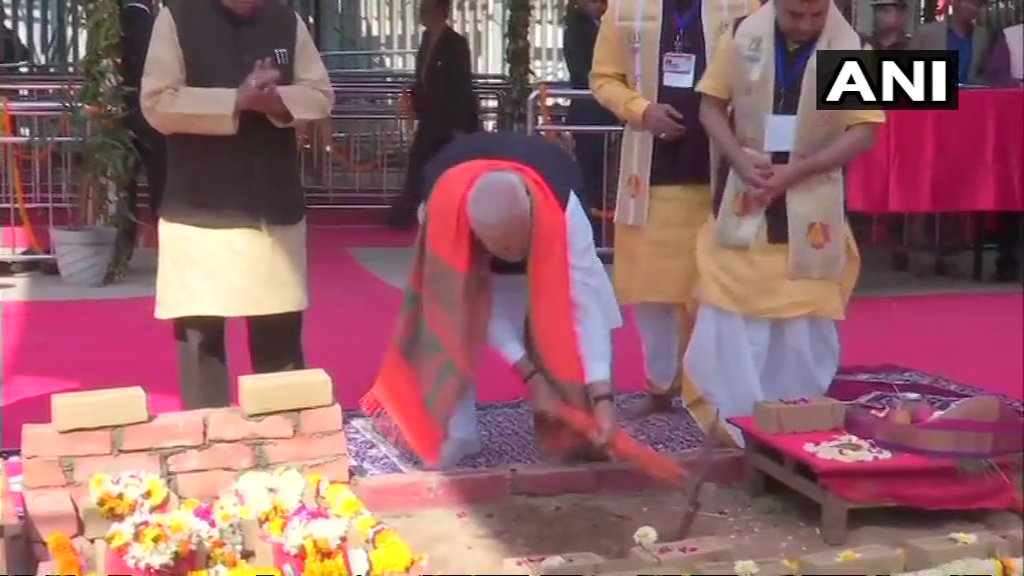dineshbjp09's tweet photo. काशी विश्वनाथ धाम में प्रधानमंत्री श्री @narendramodi जी ने काशी विश्वनाथ कॉरिडोर का भूमि पूजन कर शिलान्यास किया.

इस कॉरिडोर के निर्माण के बाद काशी विश्वनाथ धाम का कुल क्षेत्र��ल 39310 वर्ग मीटर का हो जाएगा जिससे श्र���्धालुओं को दर्शन/पूजन में काफी सुगमता होगी.
#KashiVishwanath https://t.co/wl5Mghy1sq