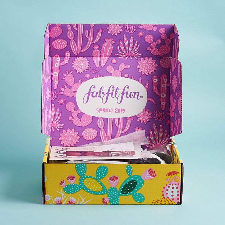 KickitwithKDuff's tweet image. Oh this was a colourful BEAUT to see on my porch during this never ending winter. The Spring @fabfitfun box is here! That means spring must be almost here 😎☀️ Link to unboxing video in Bio ⬆️ dropping tomorrow!
#fabfitfun #fabfitfunspringbox #unboxing #youtube #youtubers #gifts