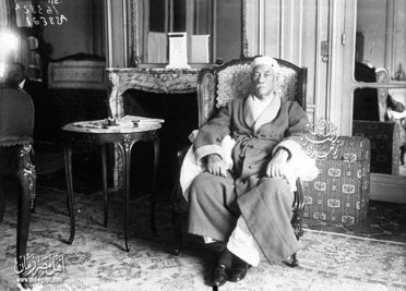 صورة لسعد باشا زغلول بمنزلة عام 1924 .