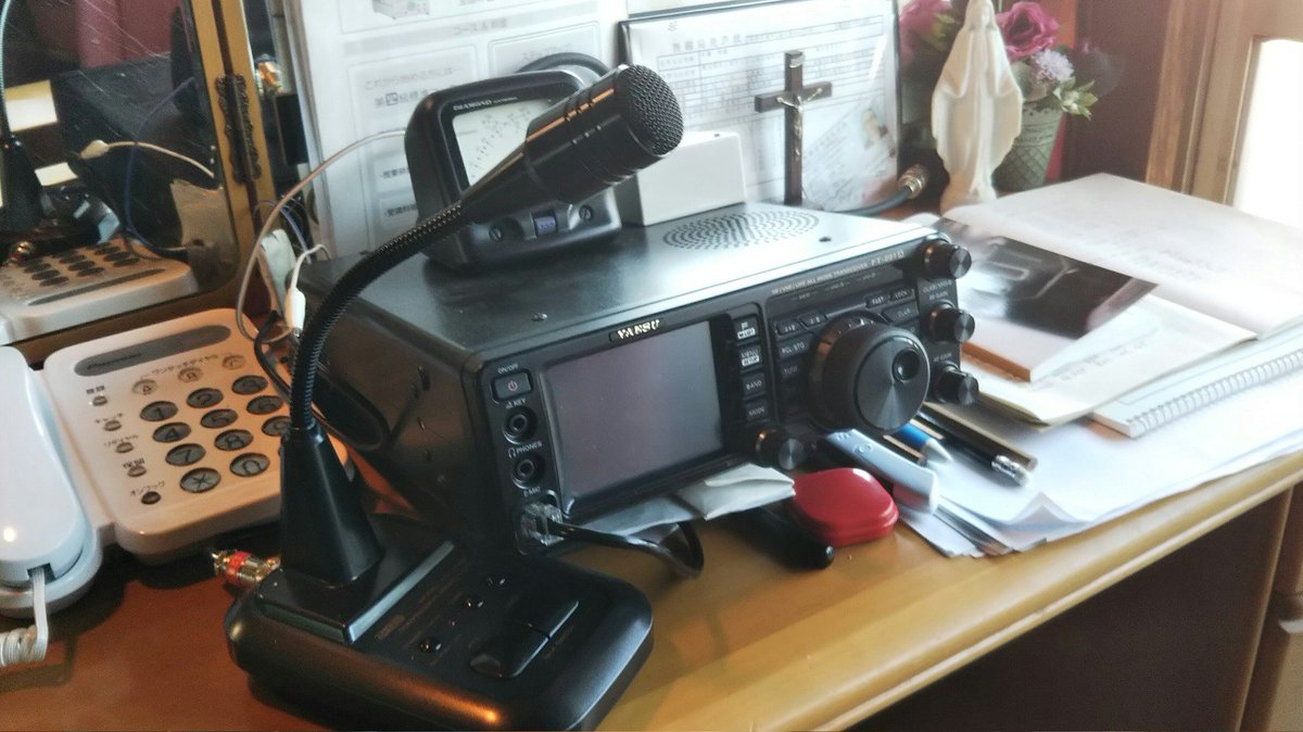 stepan_yanaka's tweet photo. @CQ_ham_radio 当局はシンプル、何も無い。近日中に取れる? かもしれない電鍵は隠して有る。SWR計と十字架の間の白い箱は音声トーン装置。電鍵と繋がっている。空中線は4本、2m75cmのホイップ、ヤギが2本、短波帯混合ホイップが1本。https://t.co/zS76WQA2Vr … #CQ誌 #アマチュア無線　JS2GAO https://t.co/xCTKHPYV1n