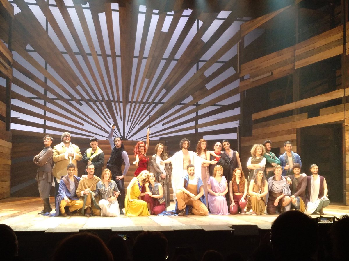 laurakbo's tweet photo. Amor infinito por los musicales y admiración profunda por el talento y trabajazo de esta gente!!!!gracias por hacernos olvidarnos del mundo unas horas!! @33elmusical @chescuredo https://t.co/bXCL6yMPTE