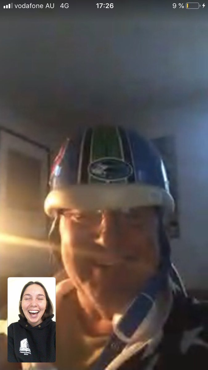 martakull's tweet photo. Pappa ringde å meddelade att han har köpt ny hjälm till vespan https://t.co/nGMzmlbhSr