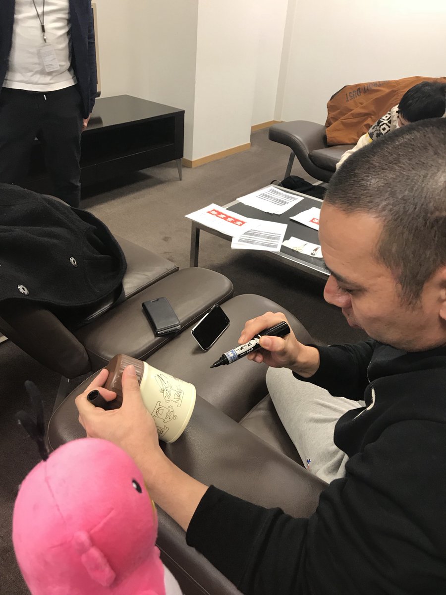 エビシー 公式 Auf Twitter ワーキャーe ﾟ ﾟ 3 千鳥 のノブさん 大悟さんが エビシーグッズにサインしてくれたシ せっかくだから放送を見て エビシーを見つけてくれた人に プレゼントしちゃうシ 応募の仕方は今考え中だシ ちょっと待っててシ