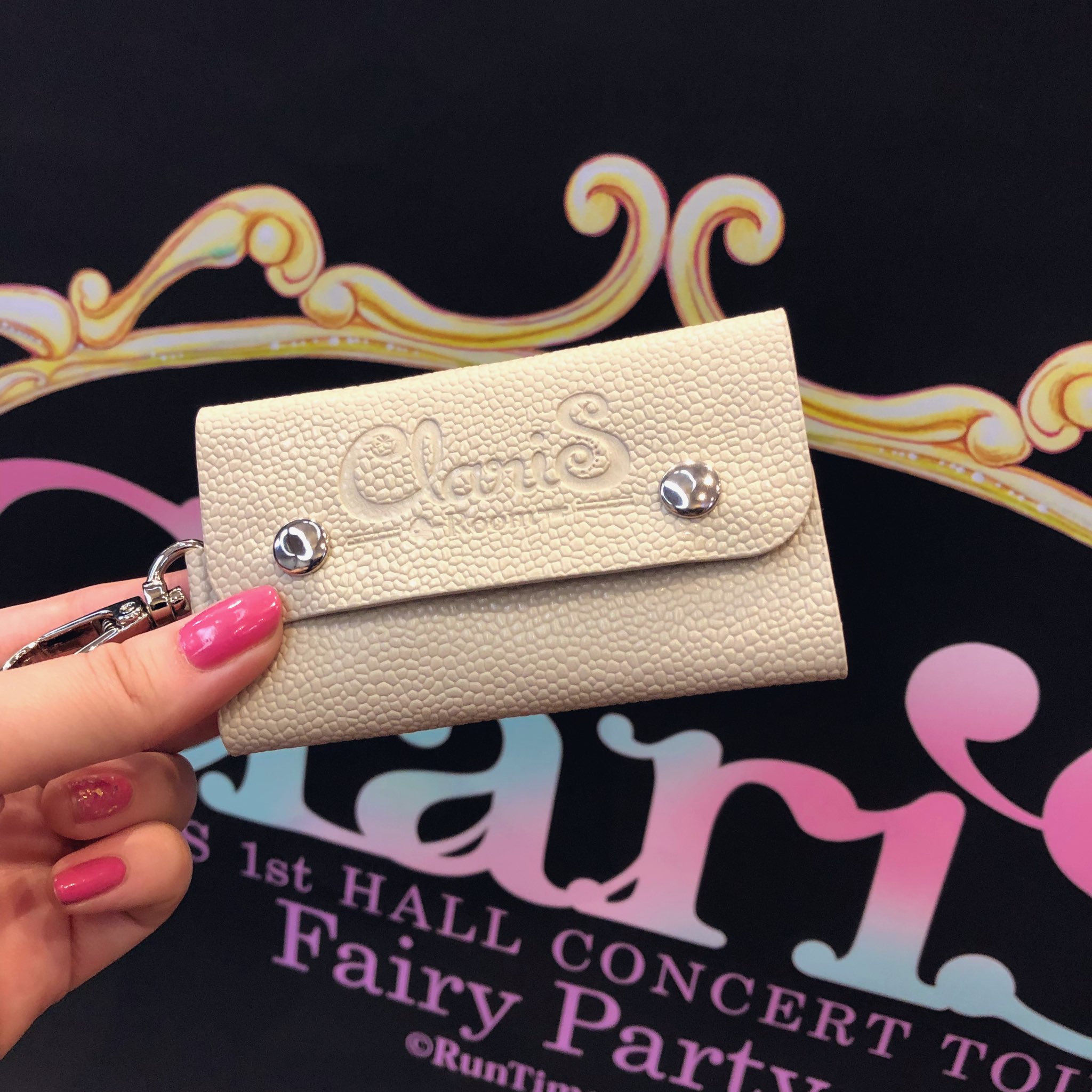 Claris スタッフ در توییتر オフィシャルファンクラブ Claris Roomからのお知らせ ファンクラブブースでは継続申込を受付中です 継続特典の キーケース に加えて 会場限定特典として アクリルミニフォトフレーム をその場でお渡ししてい