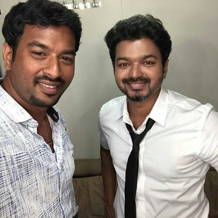 ELA_EMAI's tweet photo. உங்க ரெண்டு பேருடைய சிாிப்பையும் அதுல இருக்கின்ற சந்தோஷத்தையும் பாா்த்ததும் எனக்குள்ள இருந்த கஷ்டமெல்லா கானாமாபோச்சி 
Thenks for sharing this picture @Lyricist_Vivek Anna #Thalapathy63 #ThalapathyVIJAY https://t.co/ZWj3Oh6CIJ