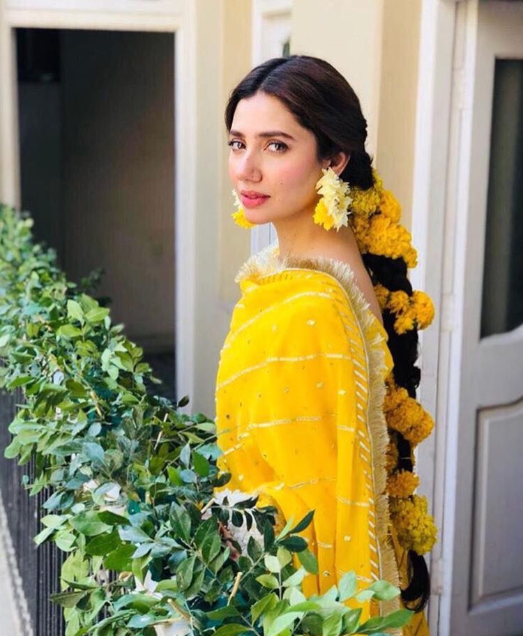 Shemagazine63's tweet photo. Hello there, sunshine ☀️
.
Our gorgeous celebrities sure know how to slay in yellow.
.
#sunshine #mawrahocane #mawrellous #minalkhan #mahirakhan #yellow #slaying #styleinspo #yellowmellow #beauty #stunning #sonyahussyn #amnababer #amob #minalkhan #shemagazine #shemagazineofficial https://t.co/u8PGHdcV7M
