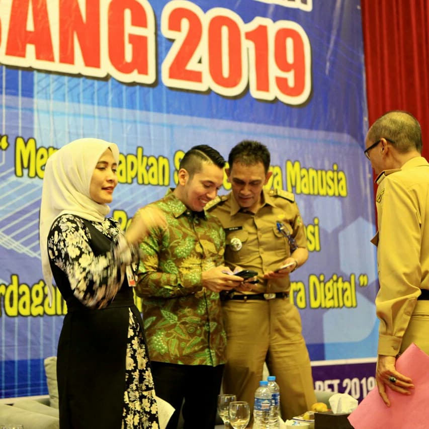 saharamulya2's tweet photo. Mempersiapkan Sumber Daya Manusia Pelaku Perdagangan &amp; Efisiensi Perdagangan Dalam Menghadapi Era Digital

#kadinlampung
#kadafilampung
#lampung https://t.co/fRIH41Z0A7
