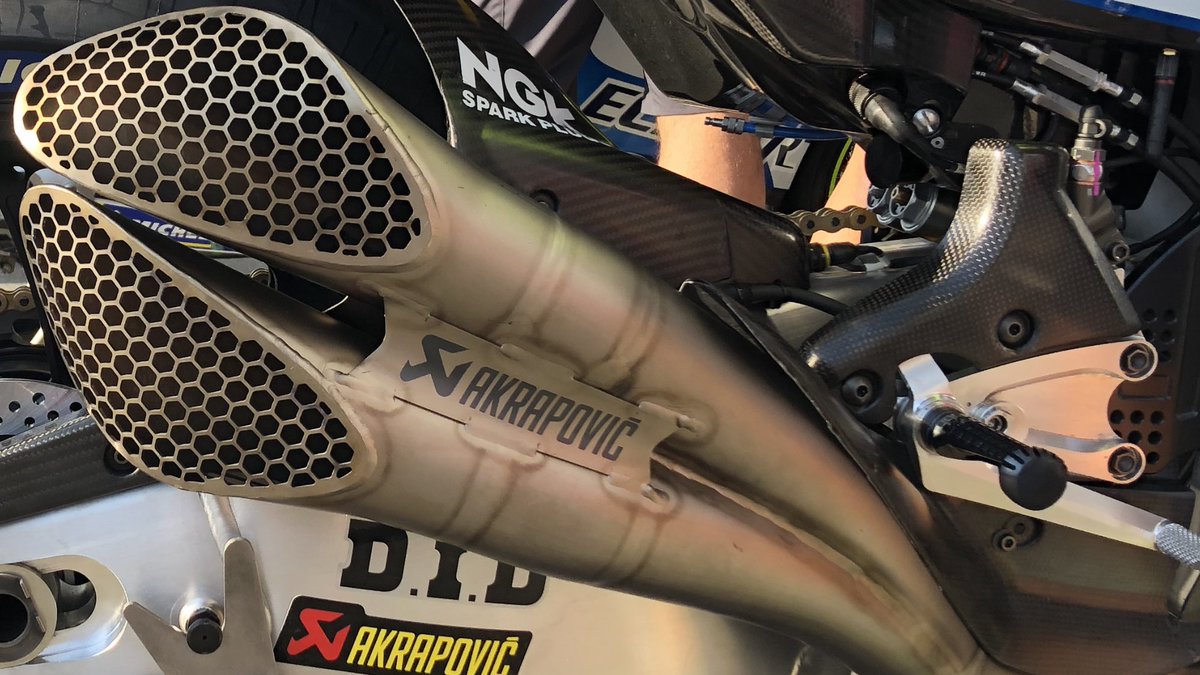 texastornado5's tweet photo. Hopefully this is ur last work day before the first @MotoGP race of 2019 ✊🏼 #braaap
Check this work of art on @Rins42 bike 😍🙌🏼 
@myAkrapovic #akrapovic https://t.co/tQJoBmiCt9