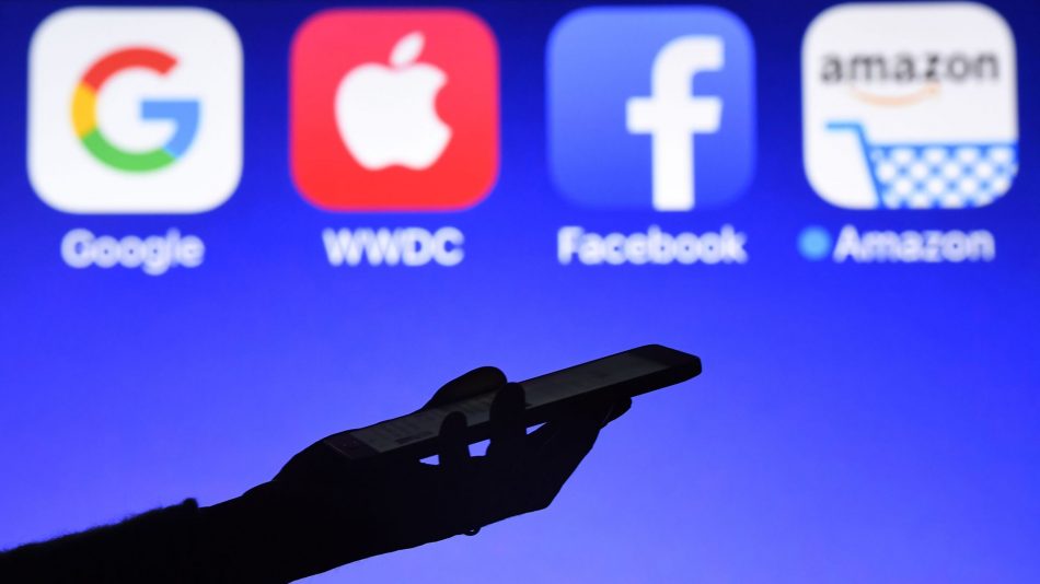 여러분은 KBS를 많이 보시나요? 유튜브를 많이 보시나요? 스마트폰의 등장 이후, 매일같이 반복되던 대중의식의 형성 과정이 사라지고, 생각은 모두 개인화되었습니다. 스마트폰이 만든 가장 큰 변화는 인류의 생각을 바꾼 것입니다. bit.ly/2NPO2r8
ㅡ
#최재붕의 <포노 사피엔스>