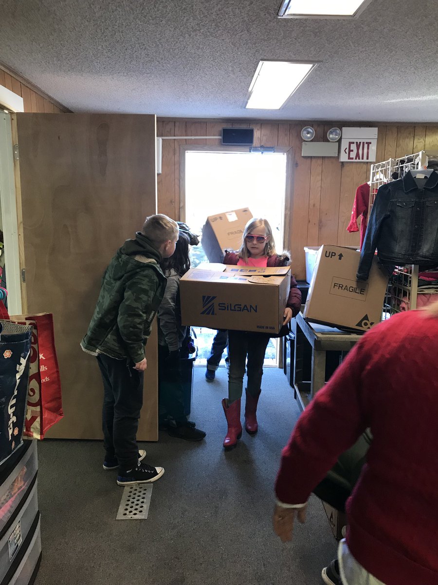 ChristinRawlins's tweet photo. We could not be more proud of @Neosho_Central Ambassadors! The clothing drive they put on to GIVE BACK to Bright Futures was a huge success. Thank you for helping us support them! Great job kiddos! @BF_Neosho @trevarrowteam2 @NeoshoSD https://t.co/EE0gt2ysUD