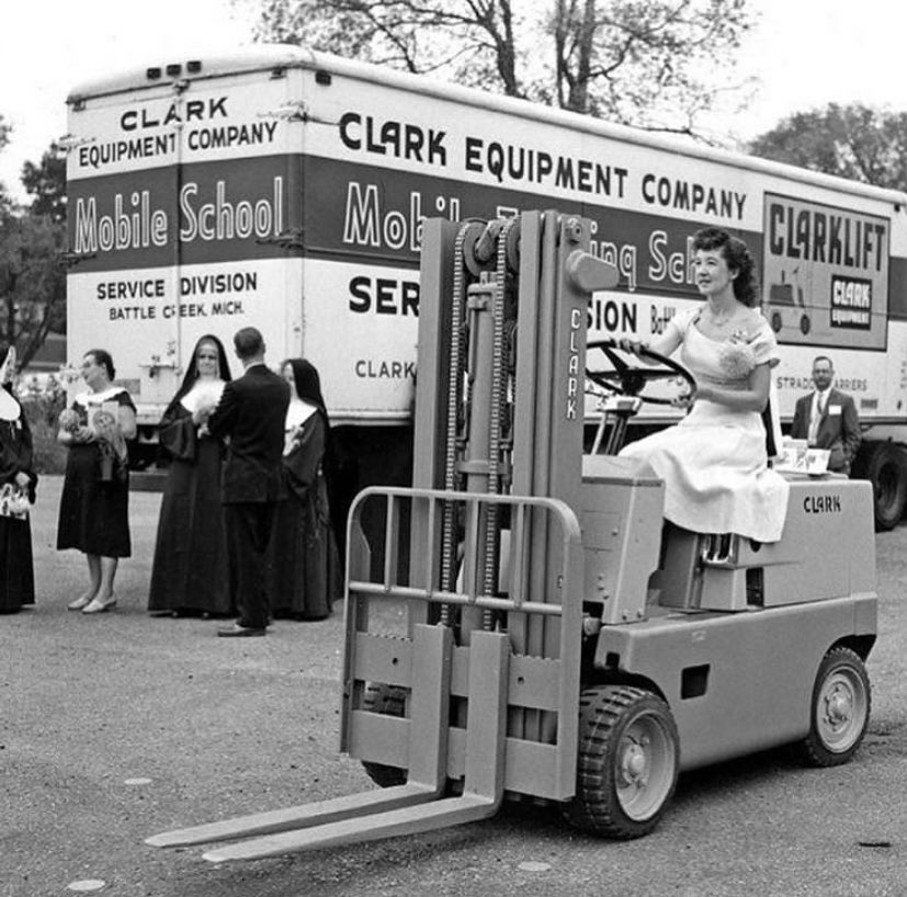 forklift_news's tweet photo. Happy #IWD2019 ๐๐ฝโโ๏ธ
The remarkable women in our #KnightsbridgeMechanical team are a valuable part of everything we do here. Thanks girls โค๏ธ๐ง
#ukconstuction #trade #planthire #CLARKforklift https://t.co/DNlZoFk7W9