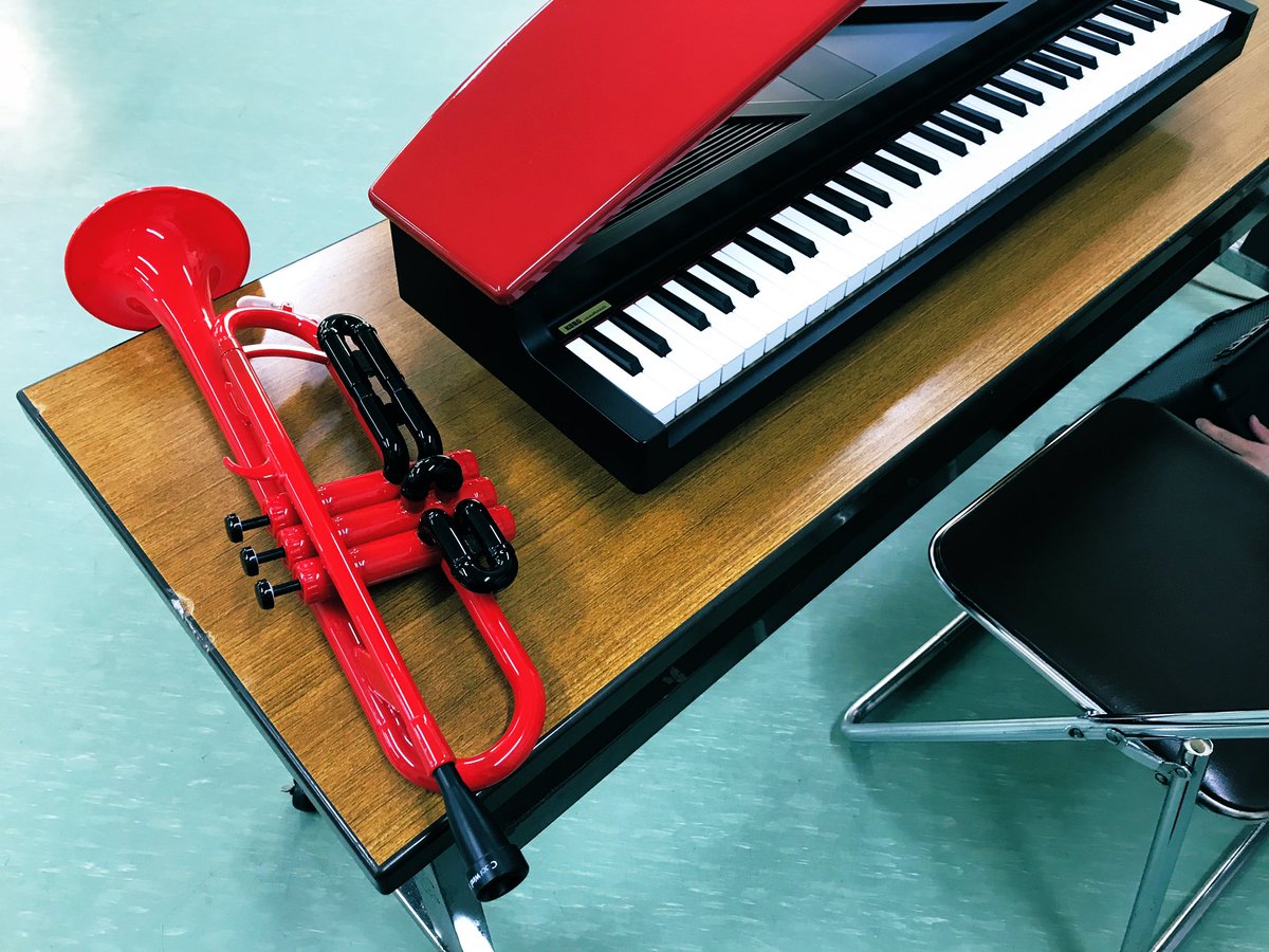 YusukeOrita's tweet image. 子供達の前で、この楽器でライブ。プラスチックですが、柔らかくて好きな音です。

#coolwind