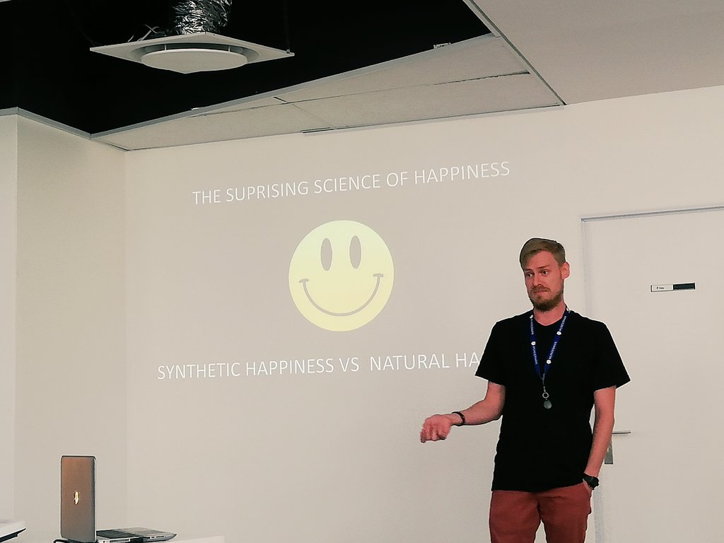 claire_thatsme's tweet photo. #CerebraLearning @Gray04860546 telling us about the science of happiness. It's a choice and a mindset. Don't let impact bias talk you out of being happy!
"It's neither good or bad, but thinking that makes it so" - William Shakespeare 👌🏻 https://t.co/iln89gxMNF