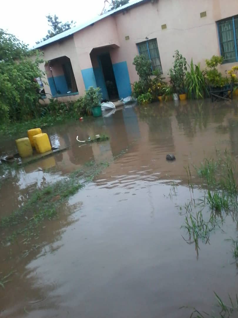 DINMalawi's tweet photo. Communities and public officers are in a hard situation in Chikwawa after heavy rains coupled with strong winds blow off houses and public facilities on Sunday afternoon. https://t.co/fwkywoWy6P