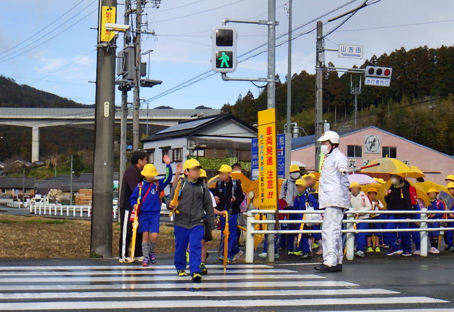 新城警察署】 3月7日 新城市内の山吉田交差点で、《歩行者先行信号機