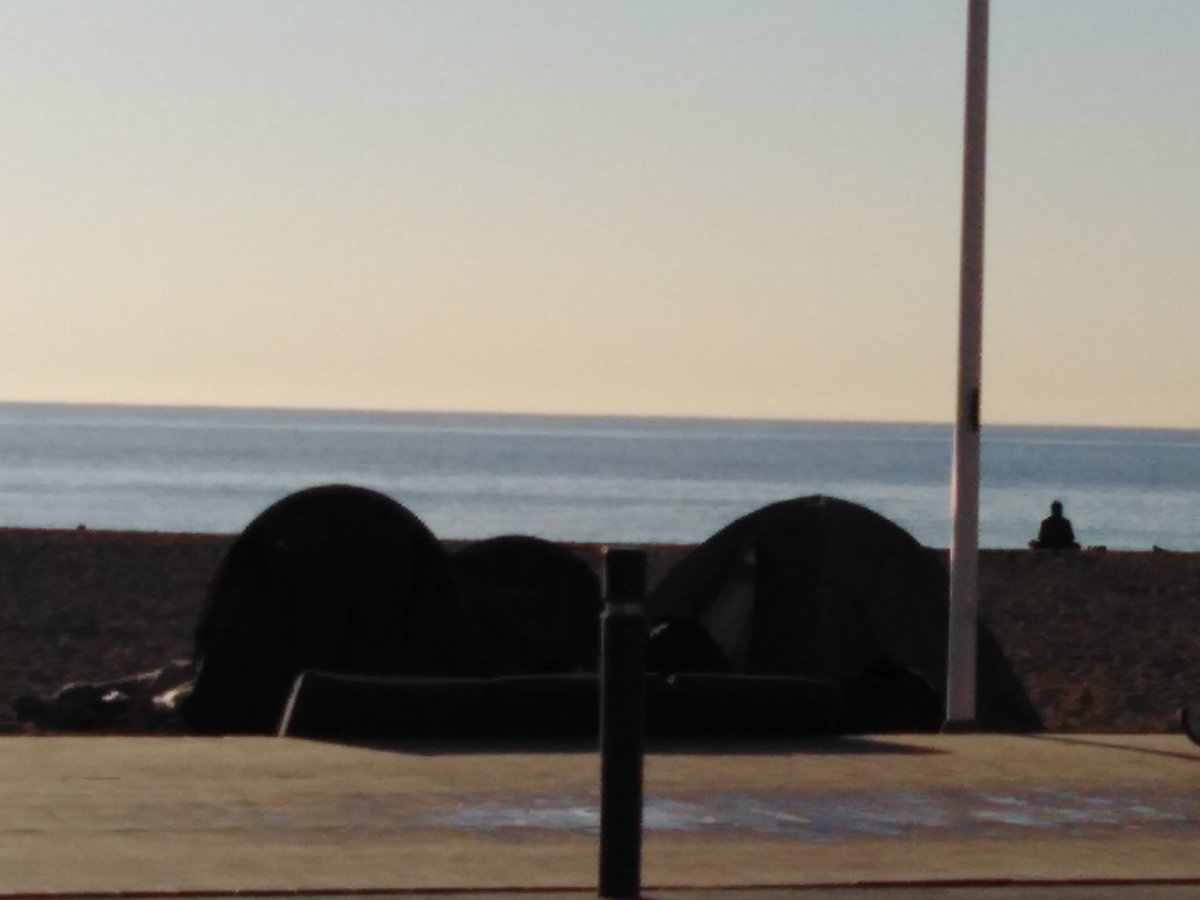 SoniaSantAnton1's tweet image. #adacolau #ajuntamentbarcelona #aavvbarceloneta. Mi sueño. Dormir en la playa acampar impunemente. Vacaciones gentileza Ajuntament Barcelona
