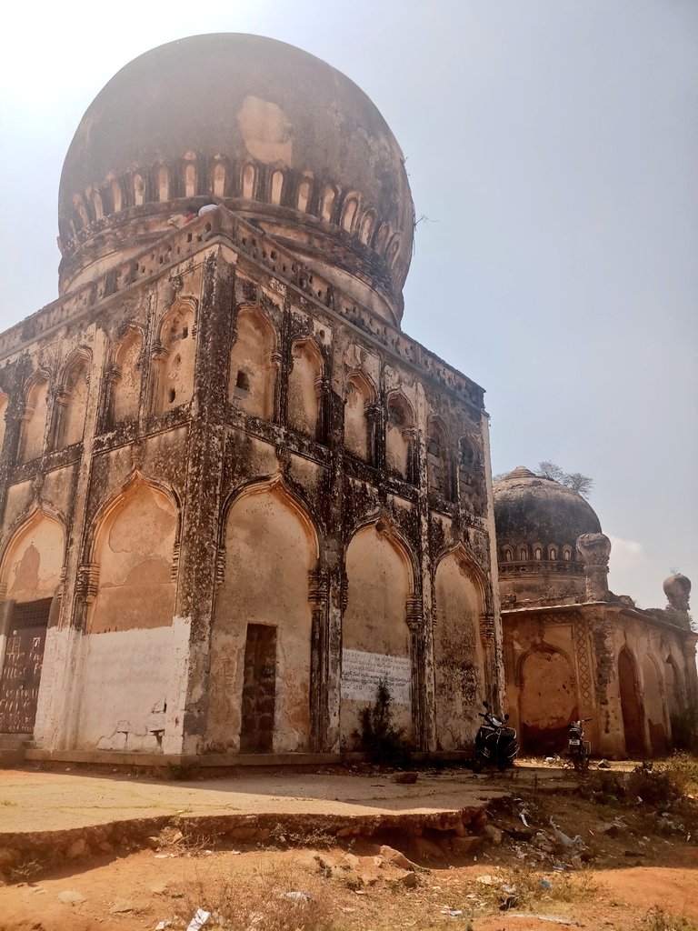 Andrew007Uk's tweet photo. In Balapur I spotted a building @googlemaps describes as a historic monument named Maqbaras. @NayonikaRoy &amp; I went odf road for a closer look and were dismayed to find this historic site doubles as a rubbish tip. Not a happy site is it @tstourism? 😢 https://t.co/cS6FIp3LkO