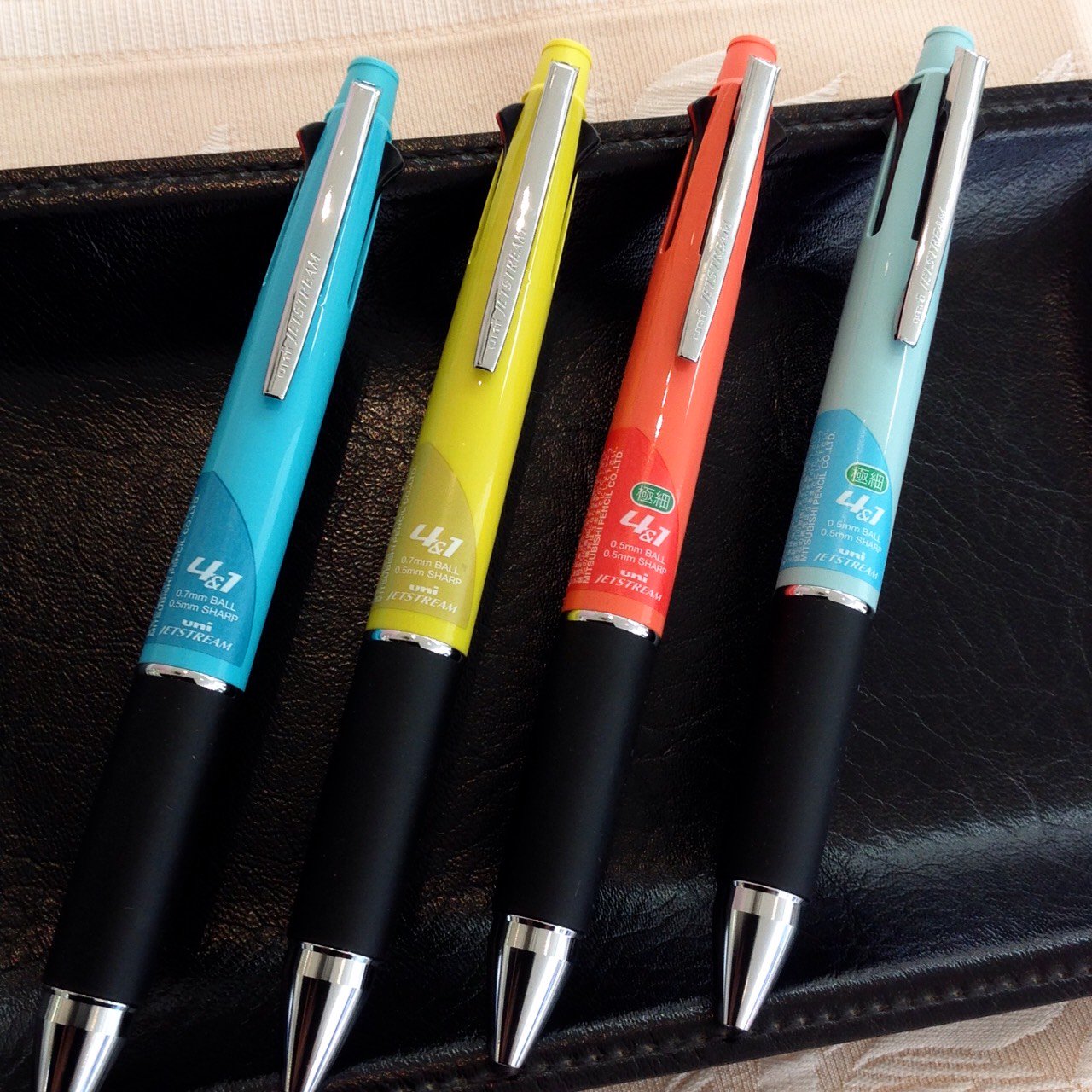 文具ギャラリー池田屋 池田事務器 ジェットストリーム4 1から限定色が登場 今までにないレトロ ポップなおしゃれカラーです 入荷数少なめなので気になったらお早めに 文ギャラ新商品紹介 三菱 ジェットストリーム 複合筆記具 T Co