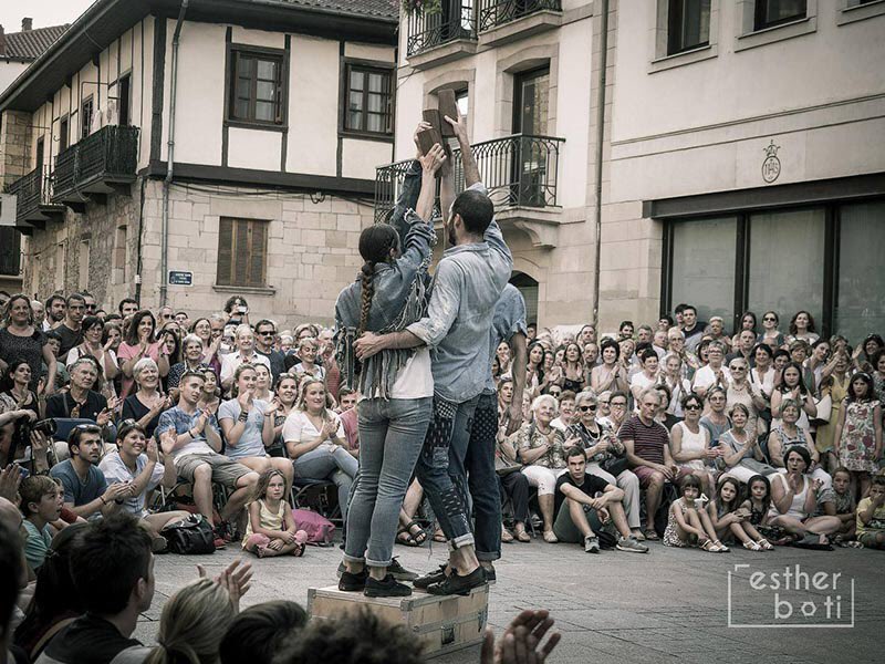kukaidantza's tweet photo. D O N O S T I A  ///  T O P A
Larunbata / sabado
17:10 &amp; 19:40
Konstituzio Plaza 
#topa #kukaidantza &amp; #brodasbros
#dferia25 @donostiakultura @brodasbros.official @llucfruitosbrodasbros @mayaseinjon @izaraizpuru @urko.mitxelena #ibonhuarte https://t.co/8jqHi1ND18