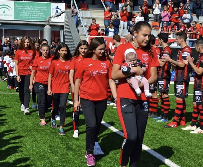 SalermPG's tweet photo. Hoy 8 de Marzo, día internacional de la mujer.
Por la igualdad, porque el deporte ⚽️ no entiende de géneros 👩 👨
Nuestras #rojillas ejemplo de que con constancia, todo se puede.
Nuestras #aficionadas que nos acompañan cada partido, y son parte esencial de nuestros triunfos https://t.co/NPeppMgWvV