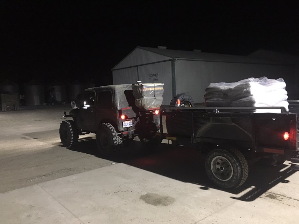 farmboy8400's tweet photo. Lets roll 😎
#clover19 
#OntAg 
#fingerscrossednocops 
#ifyouseemebringcoffee 
#largeregular https://t.co/rn6g3KscEM