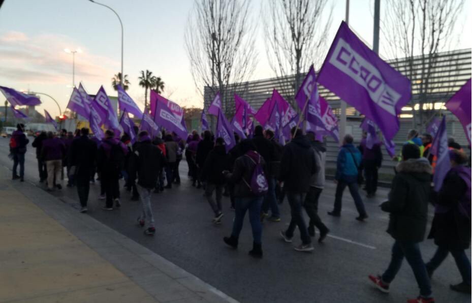 DonesCCOOCat's tweet photo. Piquet informatiu de la #VagaFeminista8M a la Zona Franca de Barcelona 
#EnsPlantem #8mCadaDia

#8M⁠ ⁠ #8M2019⁠ ⁠ #8mCCOO https://t.co/LBbYKzbRal