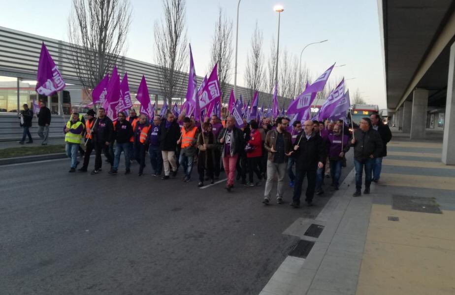 DonesCCOOCat's tweet photo. Piquet informatiu de la #VagaFeminista8M a la Zona Franca de Barcelona 
#EnsPlantem #8mCadaDia

#8M⁠ ⁠ #8M2019⁠ ⁠ #8mCCOO https://t.co/LBbYKzbRal