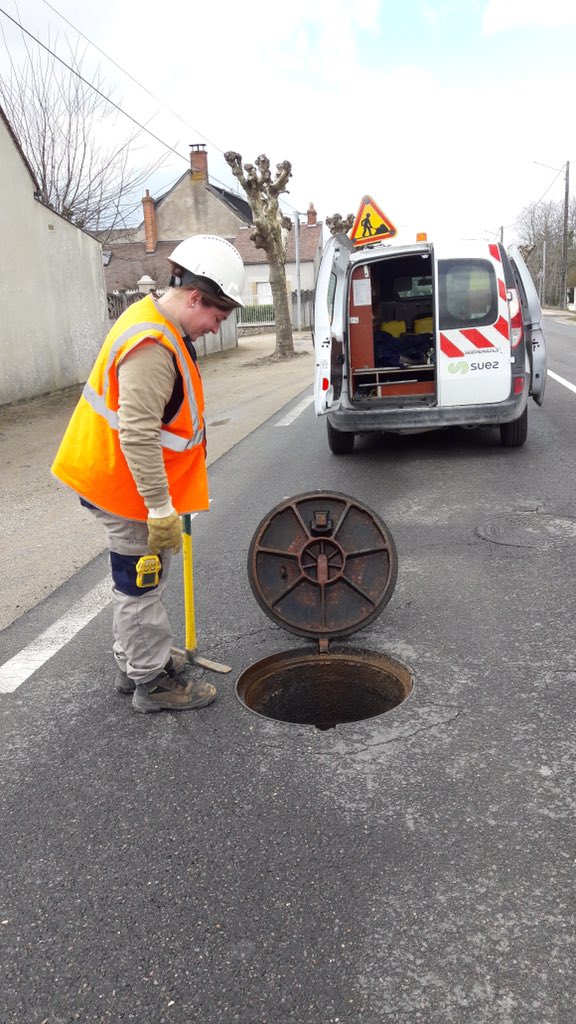Marine_Scheffer's tweet photo. [ Portrait #WomensDay ] 
Baignée dans un milieu d’hommes... Émilie est opératrice réseaux dans le domaine de l’#assainissement à #Orléans 👷‍♀️ Qui a dit que les métiers de terrain étaient réservés aux hommes ? @suezFR engagé dans la #mixité des métiers https://t.co/GRTKUoZJYq