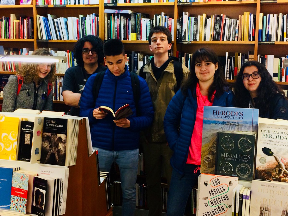 sicafe's tweet photo. I després de la ruta @AnyMACapmany @al_literacio @stMiq hem anat de llibreries 📚💐 https://t.co/JkI6X4tOkR