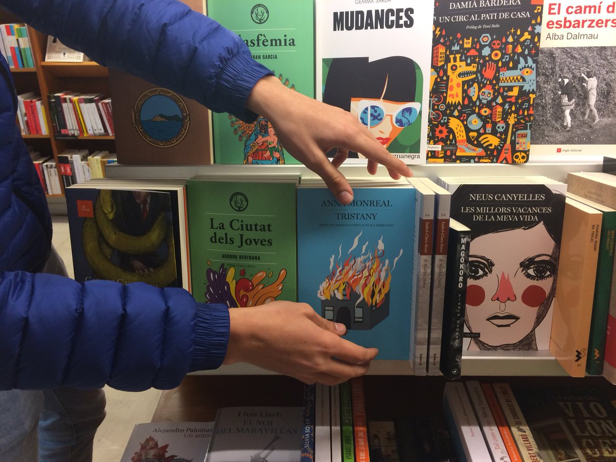 sicafe's tweet photo. I després de la ruta @AnyMACapmany @al_literacio @stMiq hem anat de llibreries 📚💐 https://t.co/JkI6X4tOkR