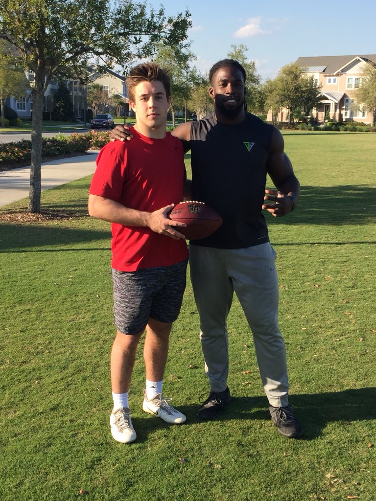 Lincdog4's tweet photo. Special thanks to former Seahawks and UW RB @realdbronson for the workout yesterday! #Quickfeet https://t.co/yszcZgO4Ui