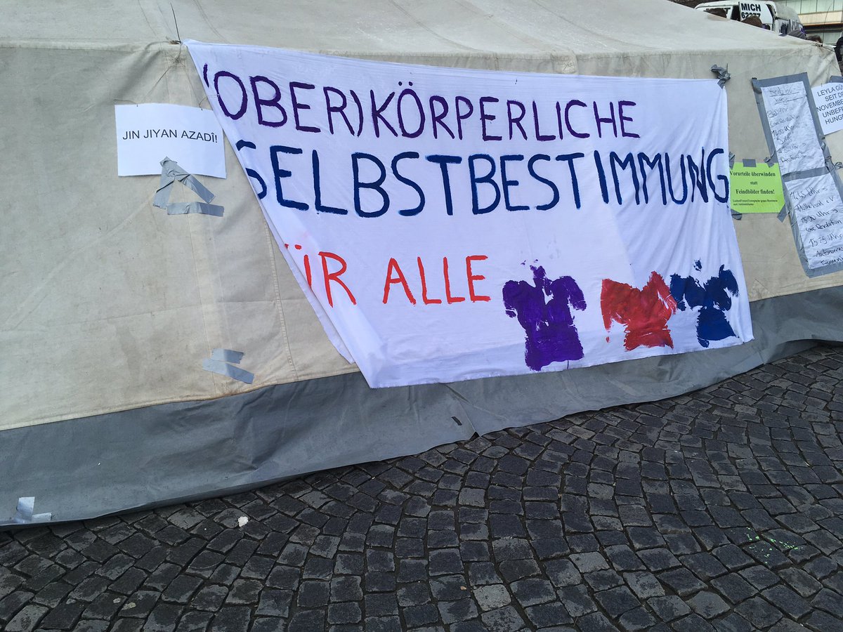 Der Frauen* und Queer Streik läuft.
Seit heute morgen steht das Streikzelt auf dem Jahnplatz in #Bielefeld.
Und um 16 Uhr startet am Hbf die Demo.

Kommt vorbei!