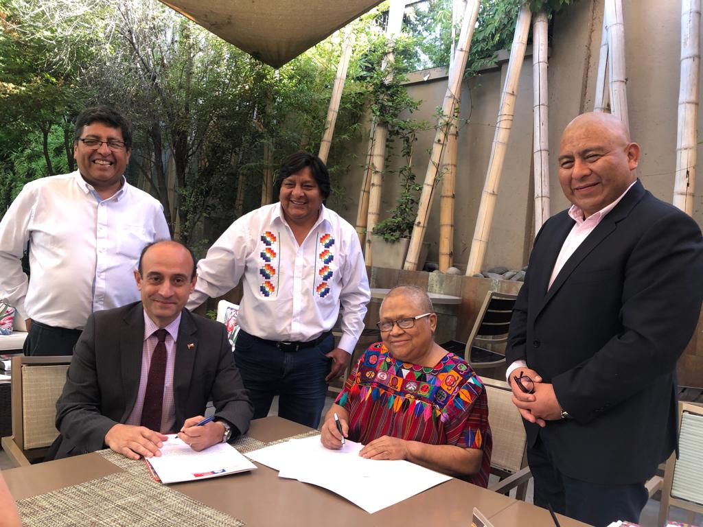 Hoy firmamos con Fernando Sainz de <a href="/CONADI_Gob/">CONADI</a> Convenio para formación de líderes indígenas de Chile en nuestro programa de Experto en Pueblos Indígenas y Cooperación Internacional con la Universidad Carlos III de Madrid.
#somosindigenas
#universiddindigenaintercultural