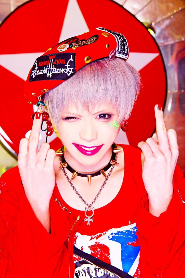 MejiBambi's tweet photo. raku x gaki (ラク×ガキ):new band
Vo&amp;Gt.Anie A Rock'n'roll [アニィ・A・ロックンロール] 
Gt.Kazmax [カズマックス] https://t.co/uyo4O9mGZS