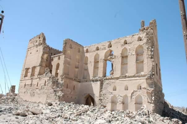 صورة الشيخ سالم بن عبدالله بن سالم بن عيسى البرواني، صاحب البيت المشهور بالمنزفة، وممن أعز دولة المسلمين الإمام عزان بن قيس بالمال، واشتهر ايضا بوقفته مع السيد خالد بن برغش البوسعيدي، وكان أحد الفضلاء في تأسيس الجمعية العربية بزنجبار.