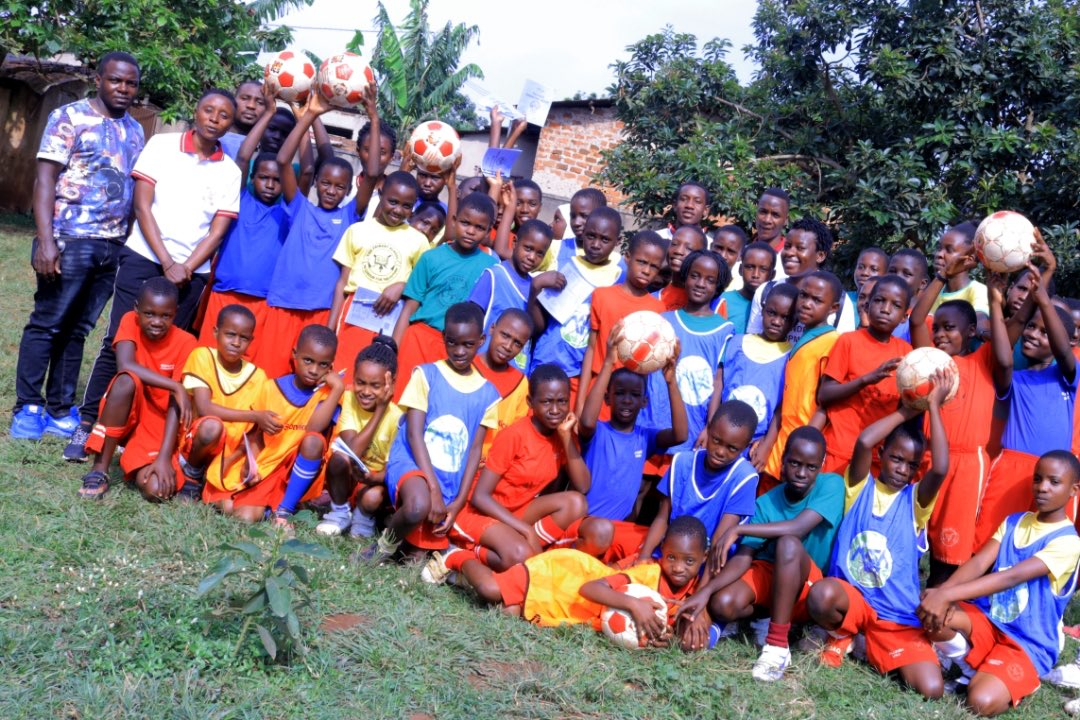jeansseninde's tweet photo. Humbled to have started this amazing campaign on a special day for women all over the world. 
🎓 +⚽
@JSwomensfootba1 @SsenindeFound @OfficialFUFA @SWDFC1 @WomeninFootball @Womeninsport_uk 

#10districts
#10schools
#10girls
#educationopportunities
#CreatingForWomen https://t.co/LHG8SCW0Jz