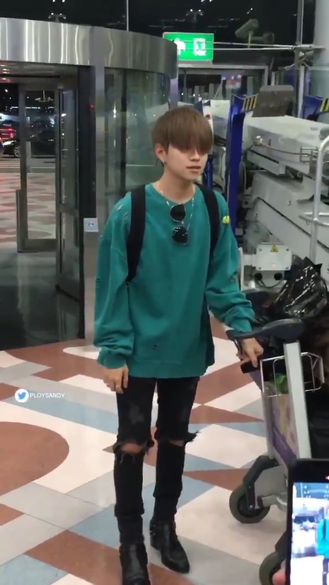perf29wwa's tweet photo. Waiting his nong as usual 555555555555 #ตะลุยฟาร์มส���หร่ายกับเถ้าแก่น้อย #2wish https://t.co/zA4nBqfbj2