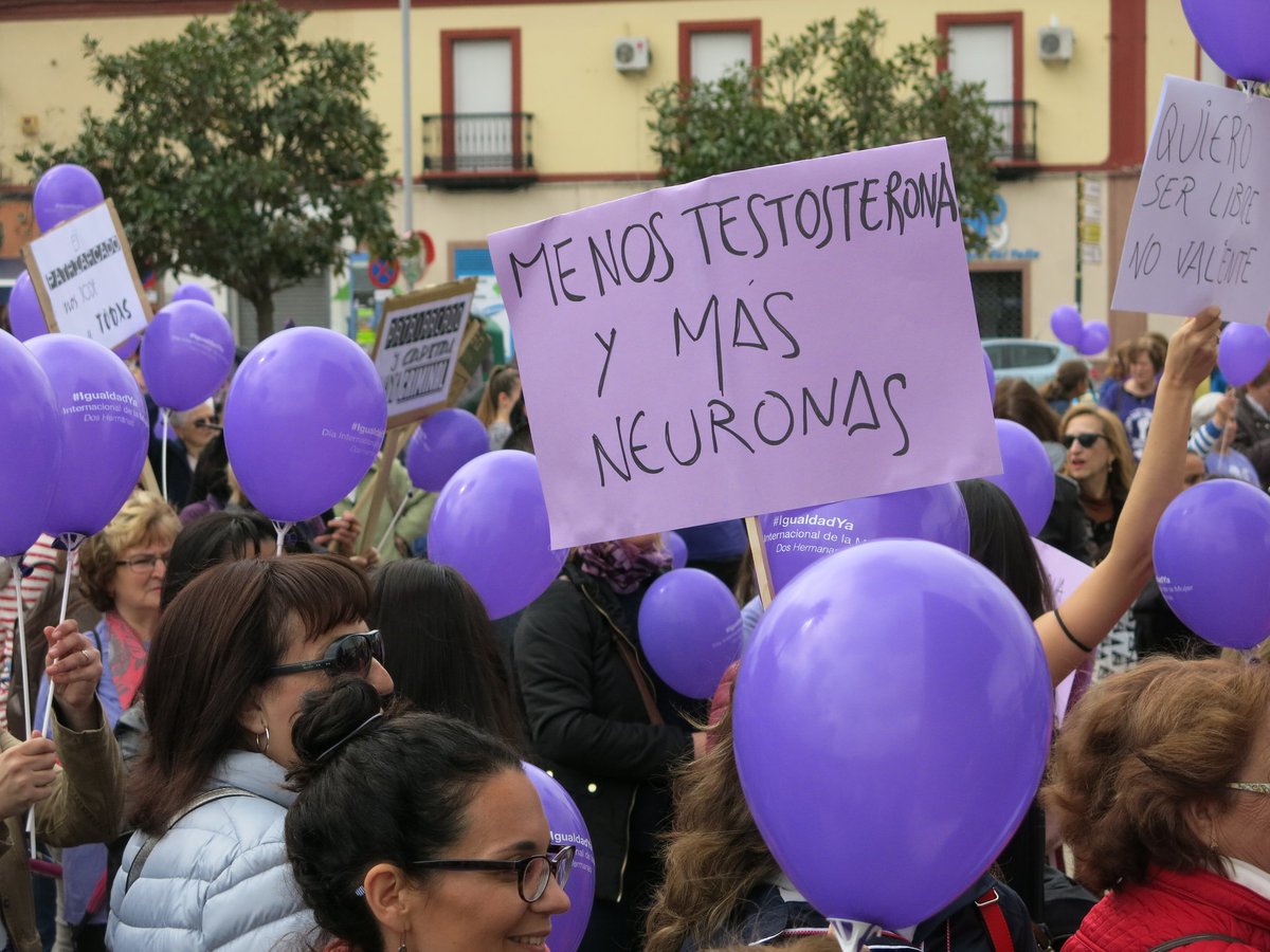 sisepuede_dh's tweet photo. Concentración esta mañana en la Plaza del Arenal de Dos Hermanas.

Agradecer al Consejo Sectorial de Mujeres de Dos Hermanas la organización de este acto y el apoyo a la #HuelgaFeminista2019.

Esta tarde nos vemos en Sevilla en la Manifestación Feminista.

#8M #NiUnPasoAtrás https://t.co/cAO99KHQ1s