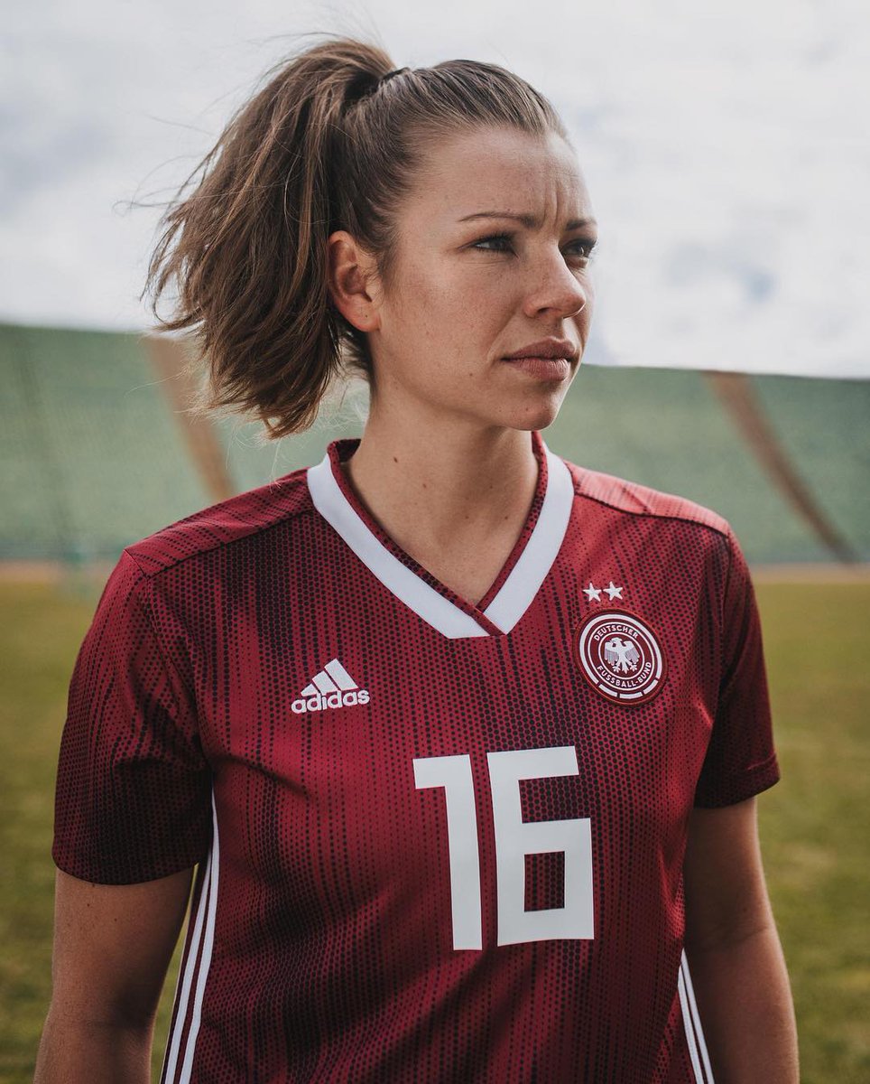 EleteTSC's tweet photo. 🇩🇪🇪🇸🇸🇪 Actualizamos los posts de ayer con fotos oficiales de @adidasfootball y las jugadoras de cada selección.

👉 https://t.co/TFZsYxYTM2 https://t.co/zrRbNqJ4uN