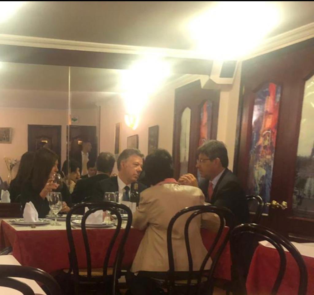Horadelaverdad's tweet photo. El almuerzo de @JuanManSantos con los Magistrados de la Corte Constitucional Alejandro Linares, Diana Fajardo y Cristina Pardo es contrario a lo que dice el Artículo 84 del reglamento de ese tribunal. https://t.co/cFpOgGpHP8