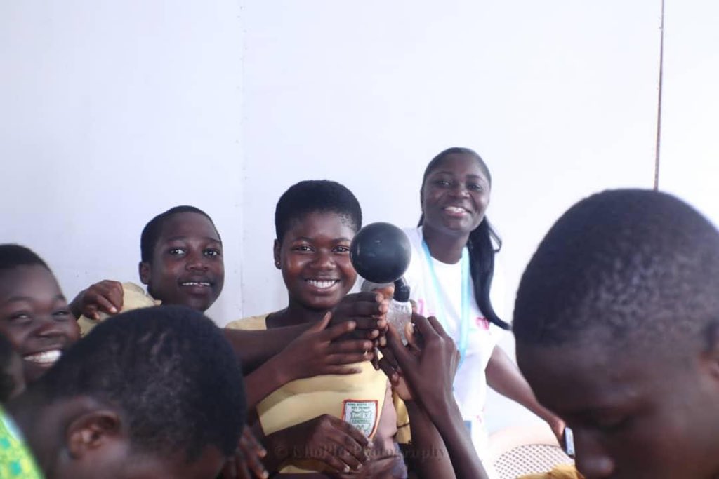 ObengAppah's tweet image. At @youngatheartgh we have a strong belief that empowering the girl child is crucial in creating responsible women and a better society in the future for us all. #HappyWomensDay #LabAndLibraryOnWheels @Jayef40 @jayllion @thePOE_T @ameyaw112 @a_agyeiwaah @AdomEfua @gyaanua