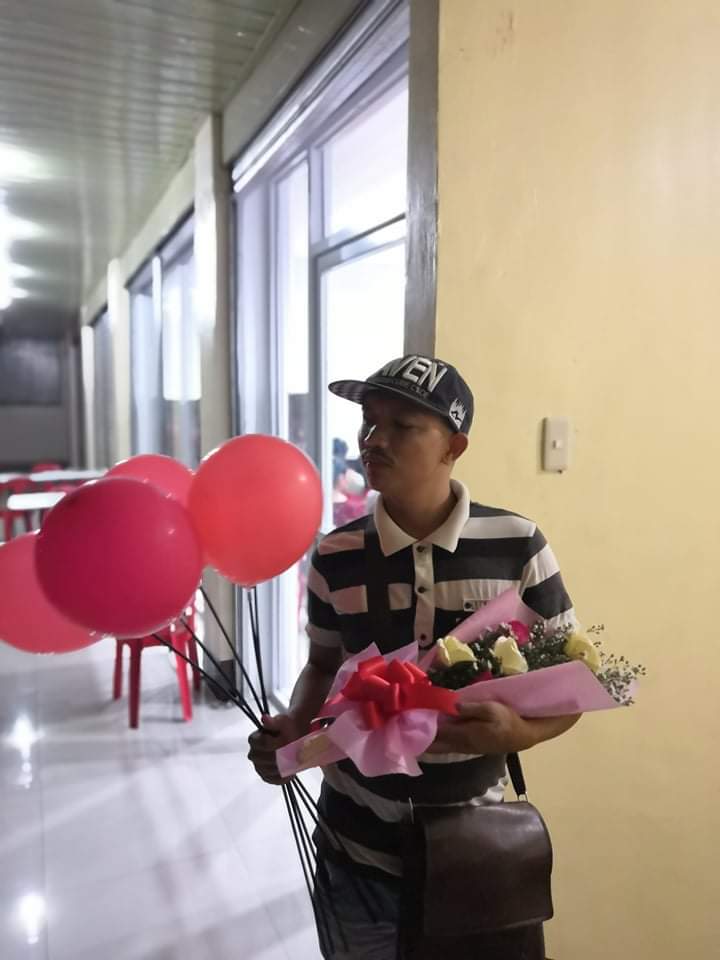 FrontrowSherwin's tweet photo. Flowers on your date free delivery and also you can take me home https://t.co/EeC09mtCaG