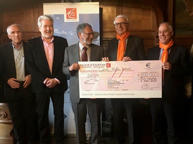 SauveteursenMer's tweet photo. Retour sur la remise de chèque par M. Lebrun, président du directoire de la @CaissepargneLR hier matin à #PortVendres au président des #SauveteursenMer #SNSM Xavier de la Gorce 📍 https://t.co/8RQJe4LCR0