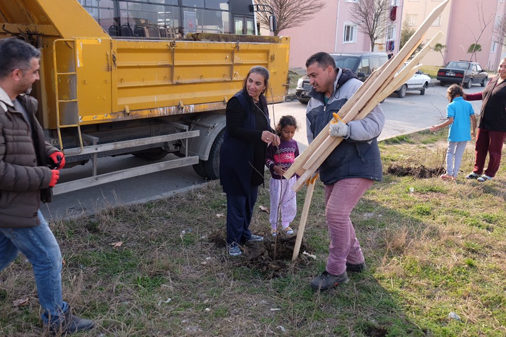 AnaOprisan_PhD's tweet photo. Community action in Edirne Toki quarter together with Deputy Mayor, local NGOs and #ROMACTED facilitators // Çevre temizliği ve fidan dikimi etkinliği -Edirne Belediyesi, Cevre Gonulluleri Dernegi, Roman Genclik Dernegi, mahalle temsilcileri ve #ROMACTED kolaylaştırcılarla. https://t.co/JX79F5jibW